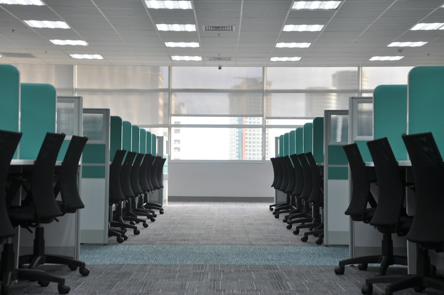 Puestos de trabajo vacíos de una oficina en Vitacura